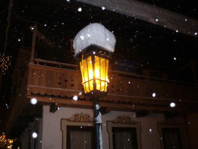 Laterne in der Nacht bei Schneefall